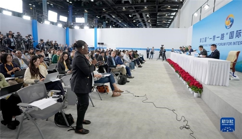 10月16日，第三屆“一帶一路”國(guó)際合作高峰論壇新聞中心在北京國(guó)家會(huì)議中心舉行首場(chǎng)吹風(fēng)會(huì)，邀請(qǐng)自然資源部國(guó)際合作司和相關(guān)單位負(fù)責(zé)人介紹有關(guān)情況，并回答記者提問(wèn)。新華社記者 王毓國(guó)攝