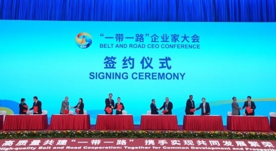 這是10月17日拍攝的簽約儀式現(xiàn)場。當(dāng)日，“一帶一路”企業(yè)家大會在北京召開。（新華社記者王毓國攝）