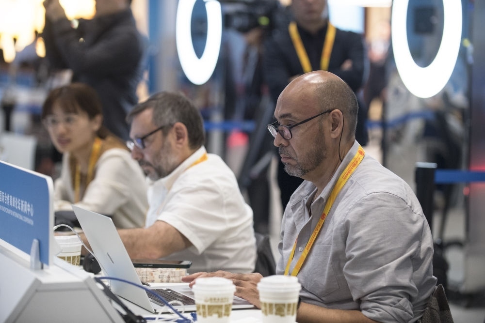 記者在“一帶一路”國際合作高峰論壇新聞中心工作（2023年10月17日攝）。