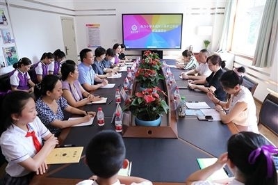 圖⑤：法治宣講結(jié)束后，重慶五中院組織召開(kāi)座談會(huì)，聽(tīng)取人大代表和朵力小學(xué)教師、家長(zhǎng)代表對(duì)法院未成年人保護(hù)工作的意見(jiàn)建議。