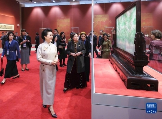  10月18日上午，國家主席習(xí)近平夫人彭麗媛邀請出席第三屆“一帶一路”國際合作高峰論壇的外方領(lǐng)導(dǎo)人夫人參觀中國工藝美術(shù)館（中國非物質(zhì)文化遺產(chǎn)館）。這是彭麗媛同外方領(lǐng)導(dǎo)人夫人參觀展品。新華社記者 丁林 攝