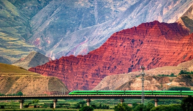 穿越丹霞地貌的火車。蘭州局集團(tuán)公司融媒體中心供圖