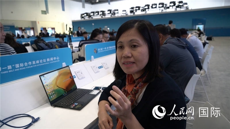 越南之聲廣播電臺記者胡鴻行（音譯，H? H?ng H?nh）與記者交談。人民網(wǎng) 楊春燕攝