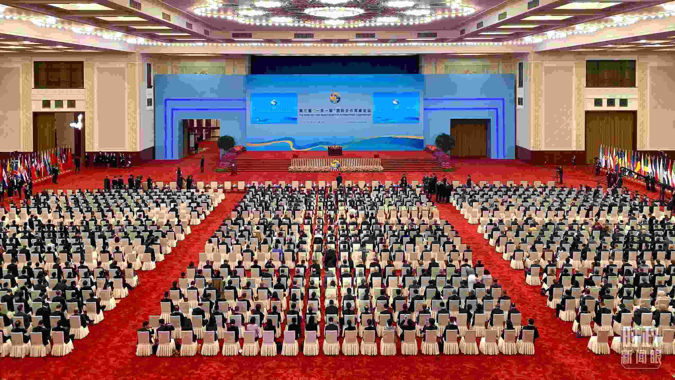 △人民大會(huì)堂宴會(huì)廳。這是開(kāi)幕式之前的現(xiàn)場(chǎng)。（總臺(tái)央視記者李增仁拍攝）