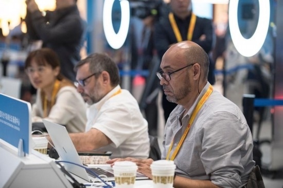 10月17日，記者在“一帶一路”國(guó)際合作高峰論壇新聞中心工作。新華社記者 張豪夫 攝