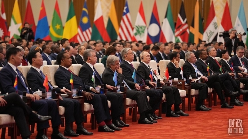 △18日上午，外方領(lǐng)導(dǎo)人在開幕式上聆聽習(xí)近平主席主旨演講。（總臺國廣記者李晉拍攝）