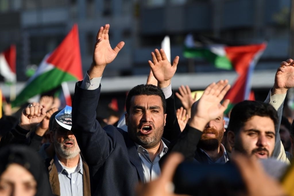 10月18日，人們在伊朗德黑蘭舉行集會(huì)。當(dāng)日，突尼斯、土耳其、伊朗等多國民眾舉行集會(huì)，表達(dá)對巴勒斯坦人民的支持，并譴責(zé)針對加沙城醫(yī)院的襲擊。新華社記者 沙達(dá)提 攝