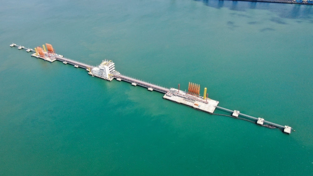 這是肯尼亞蒙巴薩油碼頭（2023年9月20日攝，無人機照片）。新華社發(fā)（中國交通建設(shè)股份有限公司肯尼亞蒙巴薩新建油碼頭項目部供圖）