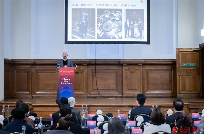 英國群英創(chuàng)意全球首席執(zhí)行官杰米·撒杰特在現(xiàn)場發(fā)言，分享如何進一步提升四川旅游的國際影響力、吸引更多的英國游客。人民網 郭錦標攝