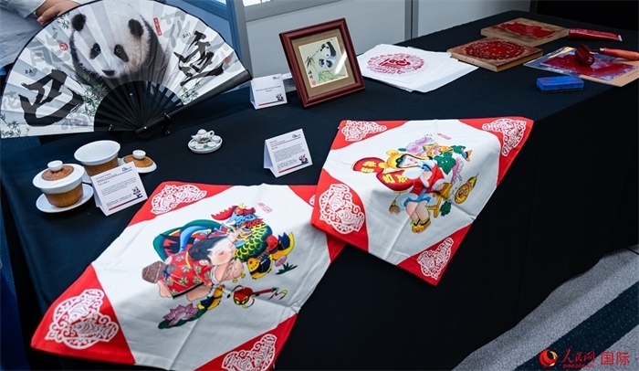 活動現(xiàn)場的現(xiàn)場文創(chuàng)展、互動體驗區(qū)、非遺區(qū)展示。人民網 郭錦標攝