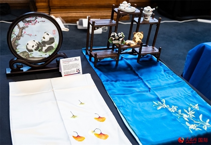 活動現(xiàn)場的現(xiàn)場文創(chuàng)展、互動體驗區(qū)、非遺區(qū)展示。人民網 郭錦標攝