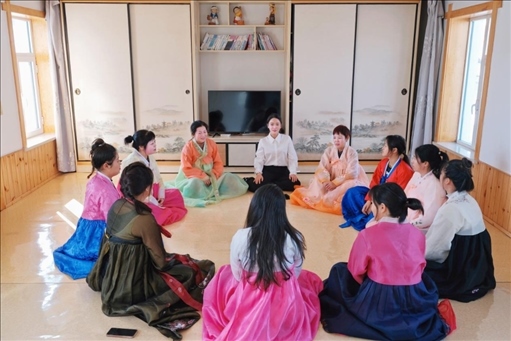 2023年6月，楊麗娜（后中）對擔任民宿管家的光東村村民們進行標準化培訓。（新華社記者金津秀攝）