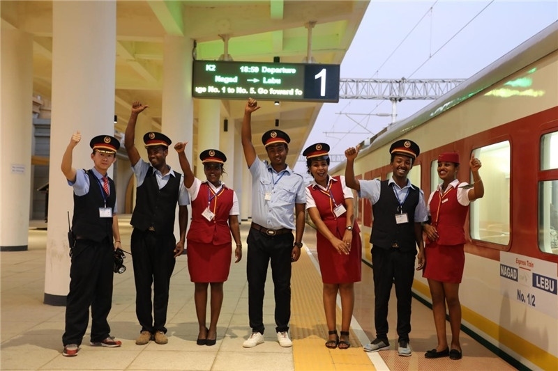 中埃員工組成的亞吉鐵路運(yùn)營(yíng)團(tuán)隊(duì)。 中國(guó)土木工程集團(tuán)有限公司供圖