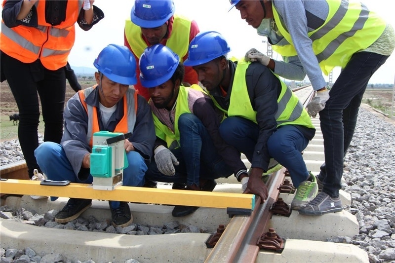 中方員工在鐵路現(xiàn)場(chǎng)培訓(xùn)埃方員工。 中國(guó)土木工程集團(tuán)有限公司供圖