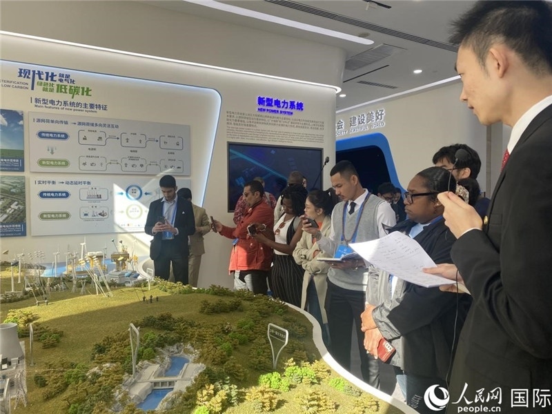 2023“一帶一路”媒體合作論壇聯(lián)合采訪團參訪中國能建。人民網(wǎng)記者 于洋攝