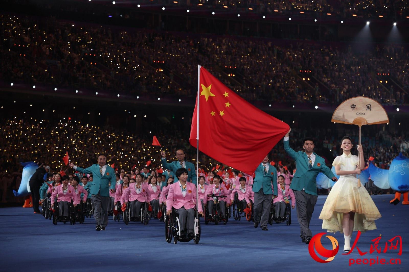 開幕式上，中國體育代表團(tuán)入場。人民網(wǎng) 周靜圓攝