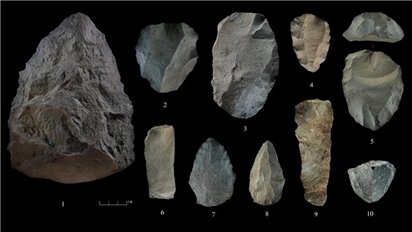 石制品 1.手斧 2、4、5.勒瓦婁哇石核（循環(huán)剝片法、優(yōu)先剝片法）3.勒瓦婁哇石葉石核 6.勒瓦婁哇石葉 7、8.勒瓦婁哇尖狀器 9.石葉 10.錐形石葉石核。中肯聯(lián)合考古隊(duì)供圖