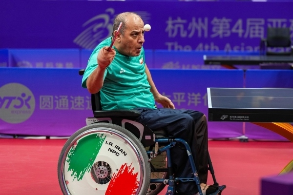 10月23日，杭州第4屆亞殘運(yùn)會(huì)乒乓球男子單打Class2小組循環(huán)賽舉行。圖為伊朗隊(duì)選手哈?！ず?jiǎn)費(fèi)尚在比賽中。圖片來源：杭州亞殘組委會(huì)