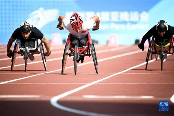 10月23日，中國(guó)選手龔文浩（左二）在杭州第4屆亞殘運(yùn)會(huì)男子100米-T34決賽的比賽中。他以15秒55的成績(jī)獲得該項(xiàng)目銀牌。新華社記者 江漢攝