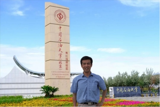 北京交通大學(xué)“銀齡教師”黃曉鳴。校方供圖