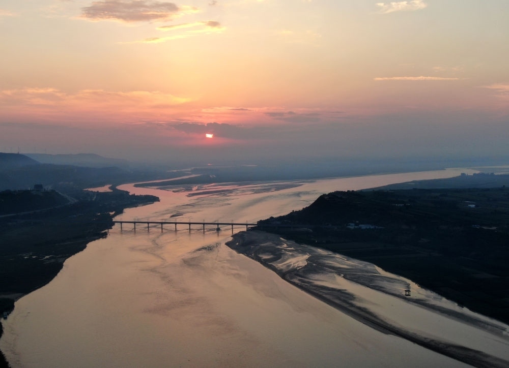  豫陜交界附近拍攝的黃河景色（2020年9月7日攝，無人機(jī)照片）。新華社記者 郝源 攝