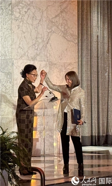 加州副州長(zhǎng)康伊蓮為方李邦琴獲獎(jiǎng)致辭。人民網(wǎng)記者 鄧圩攝