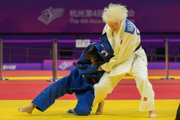 10月24日，杭州第4屆亞殘運會柔道女子J2級57公斤級決賽舉行。圖為中國隊選手王嘉楠（右）和日本隊選手廣瀨順子在比賽中。圖片來源：杭州亞殘組委