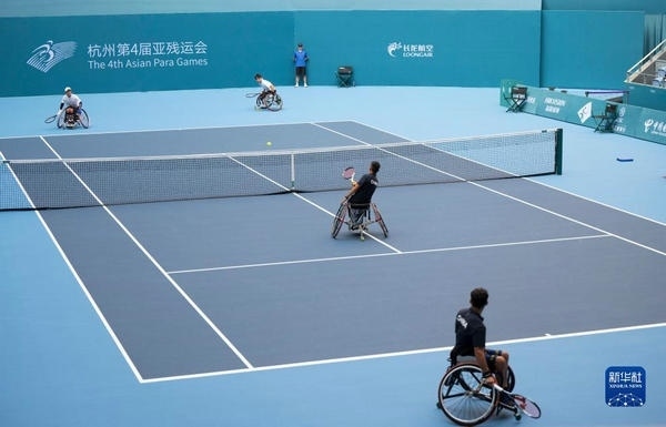 10月24日，在杭州第4屆亞殘運會輪椅網(wǎng)球男子雙打1/4決賽中，中國組合董順江/紀(jì)珍旭以0比2不敵韓國組合任浩元/韓成奉，無緣半決賽。圖為董順江（右二）/紀(jì)珍旭（右一）在比賽中。新華社記者 才揚攝