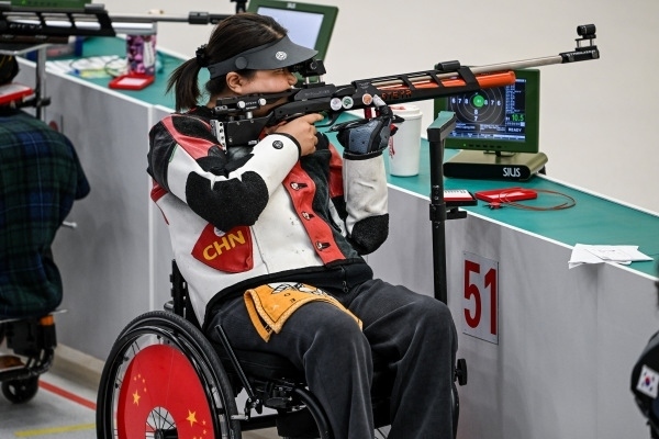 10月23日，杭州第4屆亞殘運會射擊(R2)SH1級女子10米氣步槍立射資格賽舉行。圖為中國隊選手張翠平在比賽中。圖片來源：杭州亞殘組委