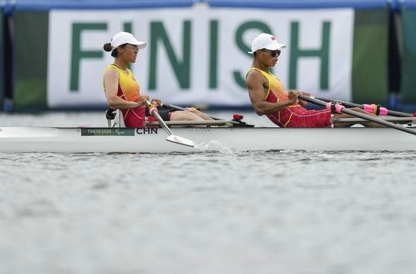 2021年8月29日，在東京殘奧會賽艇項目PR2級混合雙人雙槳決賽中，中國組合劉爽/蔣繼劍獲得銅牌。圖為劉爽（左）/蔣繼劍在比賽中。新華社記者 胡虎虎攝（資料圖）