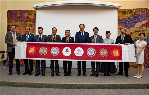 “絲路綺粲—中國(guó)絲綢藝術(shù)展”開幕式在匈牙利首都布達(dá)佩斯舉行。布達(dá)佩斯中國(guó)文化中心供圖