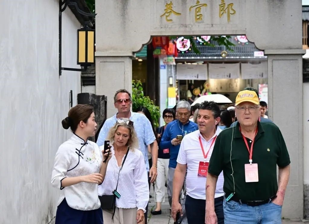 △2023年6月27日，“鼓嶺之友”部分成員和中美各界人士在福建福州南后街三坊七巷參觀訪問(wèn)。