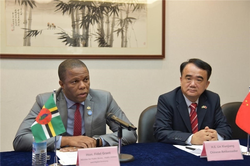 多公共工程部部長格蘭特（左一）向與會記者介紹赴華參會情況。駐多米尼克使館供圖