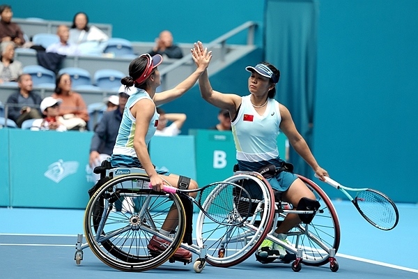 10月25日，杭州亞殘運(yùn)會(huì)輪椅網(wǎng)球女雙決賽，中國(guó)組合朱珍珍(右)/郭珞瑤慶祝得分。人民網(wǎng)記者 胡雪蓉?cái)z