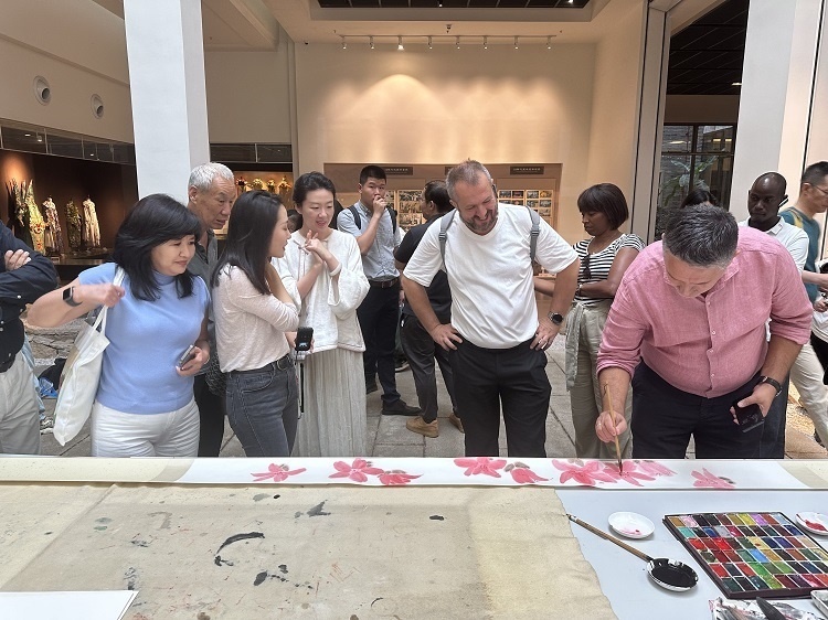 首屆國(guó)際傳播“絲路獎(jiǎng)”獲獎(jiǎng)代表等在廣州市荔灣區(qū)永慶坊參加文化交流活動(dòng)。楊爍壁、王燕攝影報(bào)道