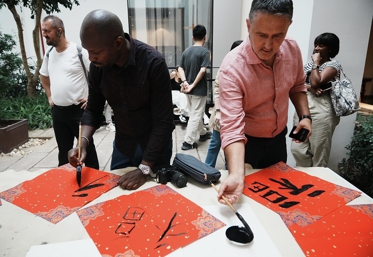 首屆國(guó)際傳播“絲路獎(jiǎng)”獲獎(jiǎng)代表等在廣州市荔灣區(qū)永慶坊參加文化交流活動(dòng)。楊爍壁、王燕攝影報(bào)道