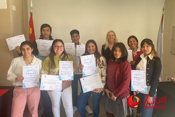 社區(qū)工作專家莫伊拉（后排右二）向“中文工坊”第二期培訓(xùn)班部分結(jié)業(yè)學(xué)員頒發(fā)由薩爾塔省教育部簽發(fā)的結(jié)業(yè)證書(shū)。人民網(wǎng)記者 吳思萱攝