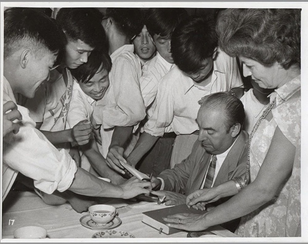 諾貝爾文學(xué)獎(jiǎng)得主巴勃羅·聶魯達(dá)與中國(guó)青年在一起（資料圖片）。中國(guó)美術(shù)館供圖