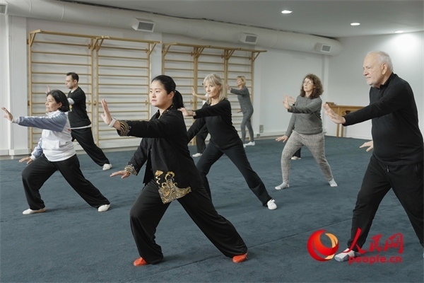 阿根廷武術(shù)俱樂(lè)部協(xié)會(huì)副會(huì)長(zhǎng)陳敏正在教學(xué)。人民網(wǎng)記者 張若涵攝