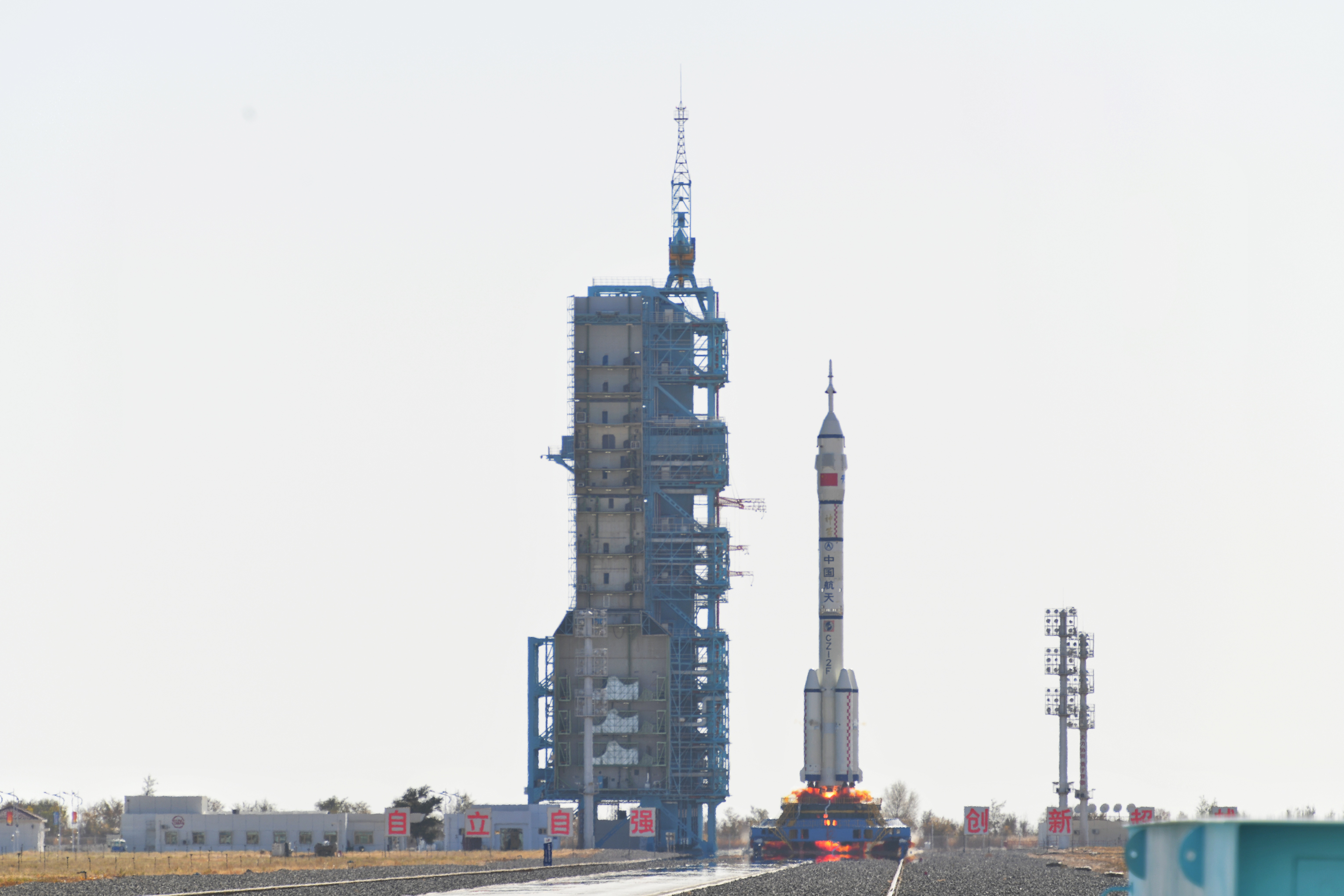 神舟十七號載人飛船發(fā)射升空震撼瞬間。人民網(wǎng) 張啟川攝