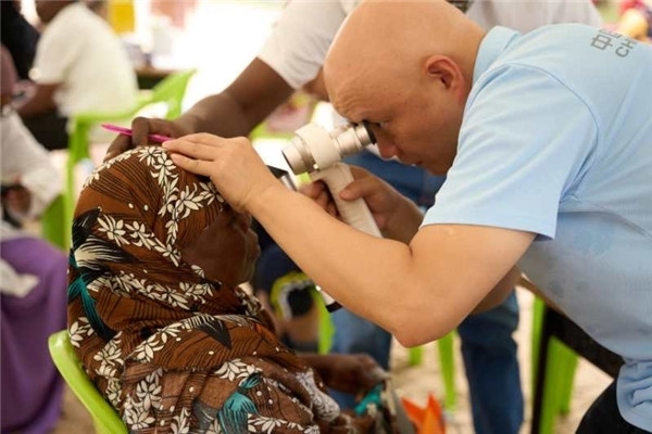 醫(yī)療隊(duì)為當(dāng)?shù)鼗颊吡x診。中國援桑醫(yī)療隊(duì)供圖