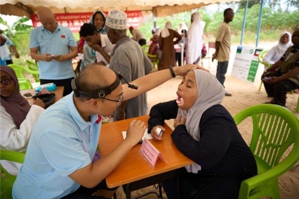 醫(yī)療隊(duì)為當(dāng)?shù)鼗颊吡x診。中國援桑醫(yī)療隊(duì)供圖