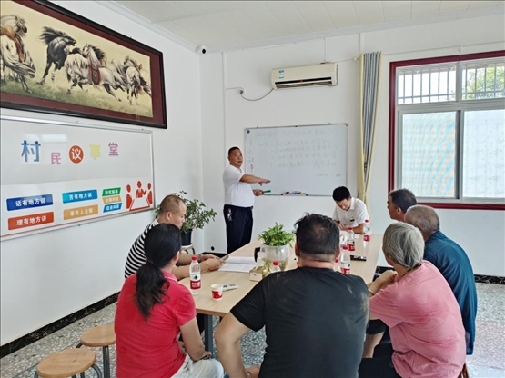 泉塘村17組議事會(huì)正在討論土地整理事項(xiàng)。湖南省司法廳供圖