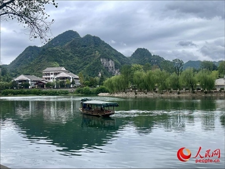 秋日的邊城鎮(zhèn)，青山滴翠、碧水含情。人民網(wǎng) 周靜圓攝