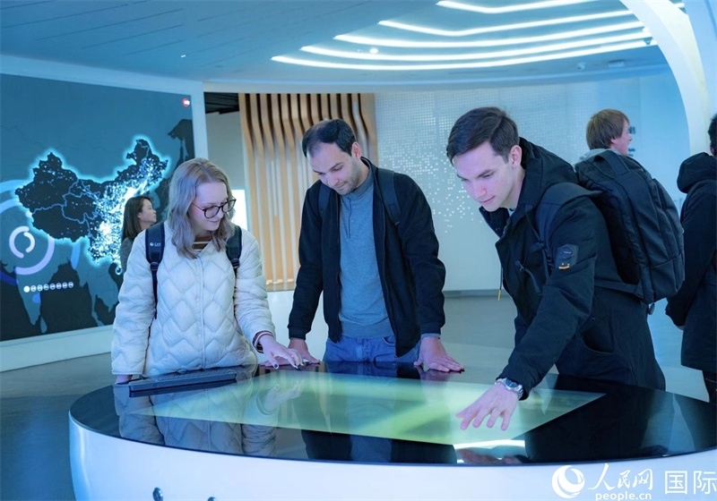 歐亞國家記者在國家大數(shù)據(jù)（貴州）綜合試驗區(qū)交流體驗中心參觀。人民網(wǎng) 陽茜攝