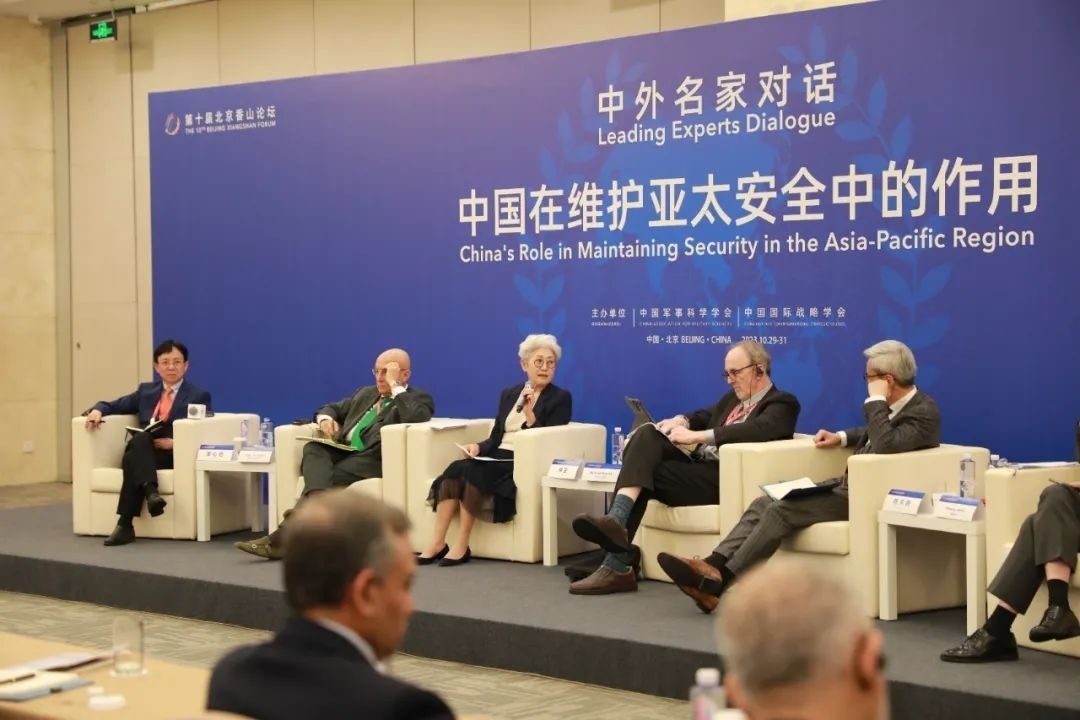 傅瑩（左三）反駁邁克爾·史文（左四）。斯基攝