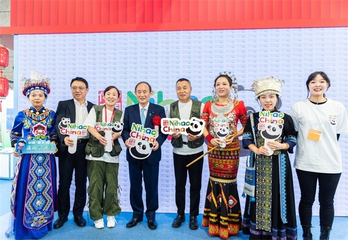 日本前首相菅義偉在中國展館參觀。圖片由中國駐東京旅游辦事處提供