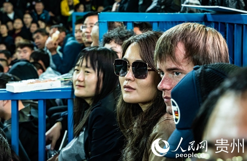 外媒記者走進(jìn)“村BA”決賽現(xiàn)場(chǎng)觀看比賽。人民網(wǎng) 陽(yáng)茜 攝