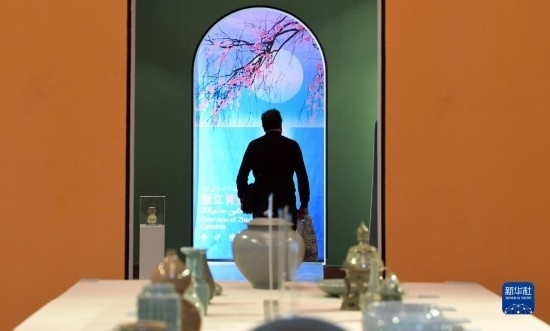 10月30日，人們?cè)谝晾实潞谔m伊朗國(guó)家藝術(shù)科學(xué)院觀看展出的展品。新華社記者 沙達(dá)提 攝