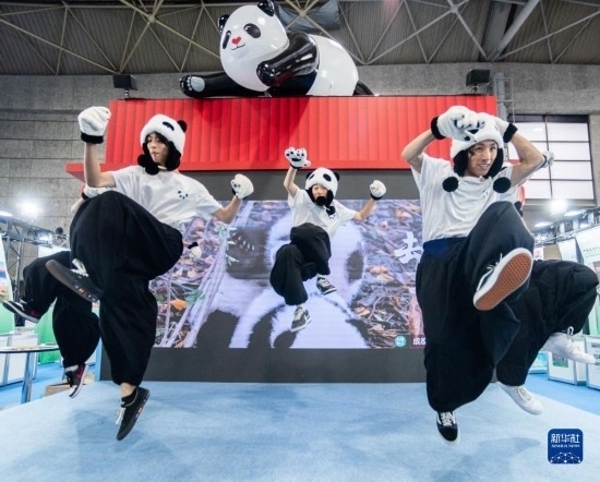  10月29日，街舞隊在日本大阪國際會展中心中國館表演街舞。新華社發(fā)（中國駐大阪旅游辦事處供圖）